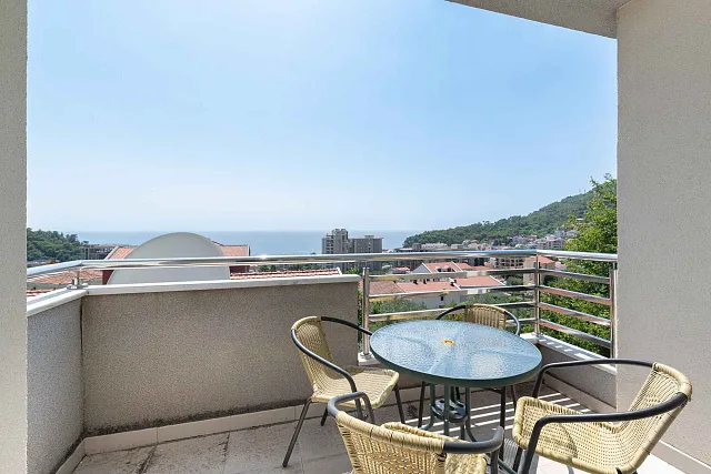 Geräumige 2-Zimmer-Wohnung mit Garage in Petrovac – 77 m²